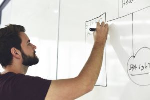 資料を使って相談するイメージ