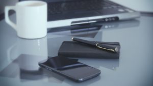 パソコンと資料を置いた机のイメージ